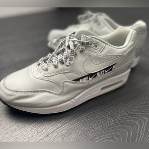 Women’s Nike air max 1 SE size 8.5